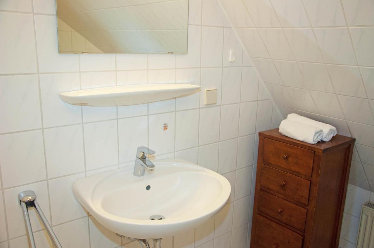 Wg Bernstein - Reetdachhaus - Ruhe Und Seeblick Sellin  Exterior photo
